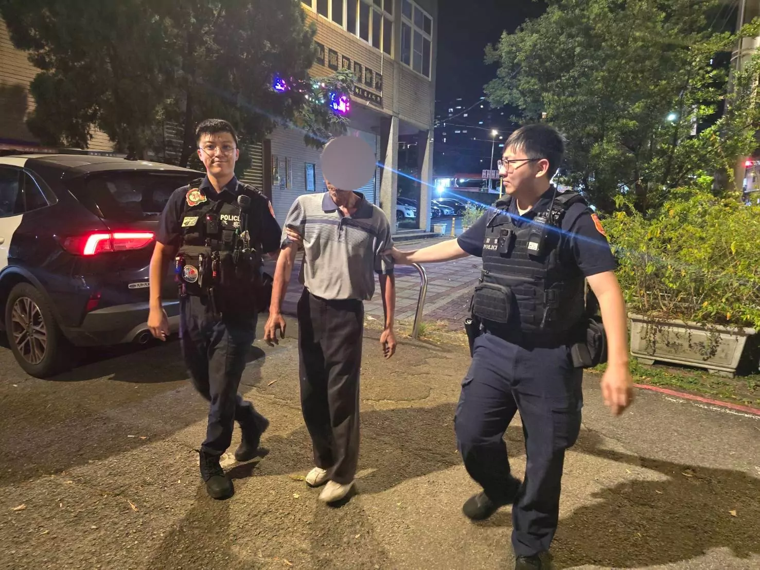 失智迷途六旬翁躲騎樓休息 龜山暖警調閱監視器平安尋回 S 361316508