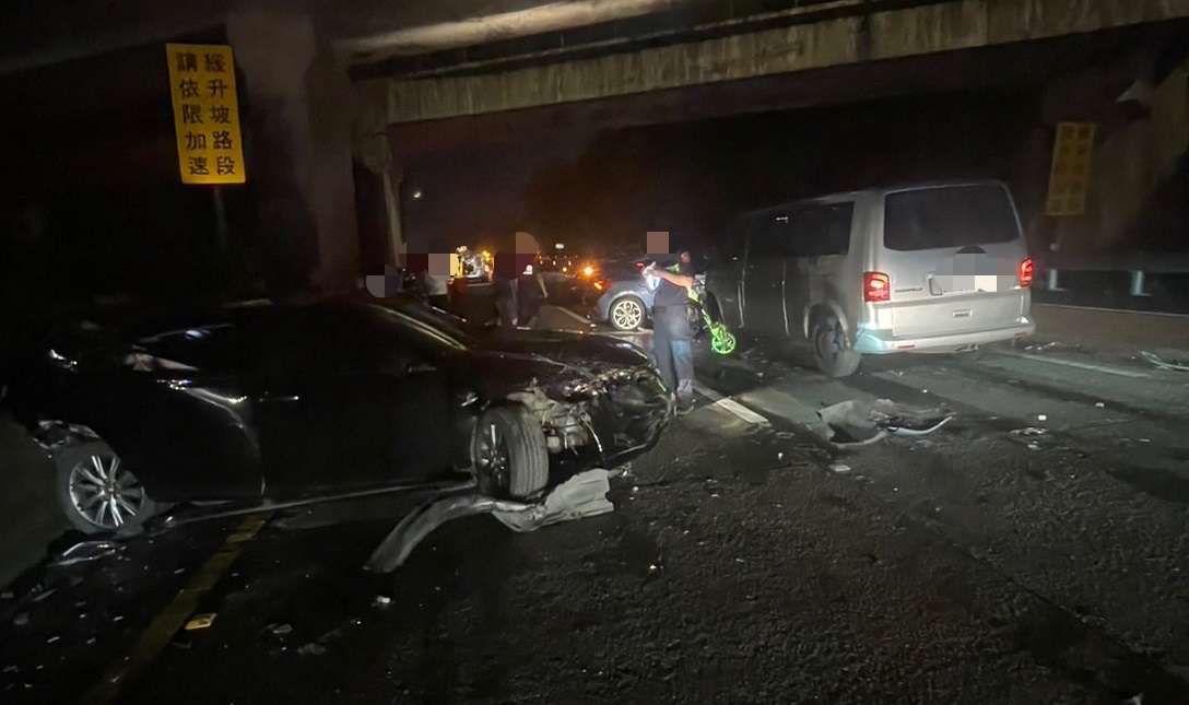 國3大溪段4車連環撞 1人送醫 S 36560933