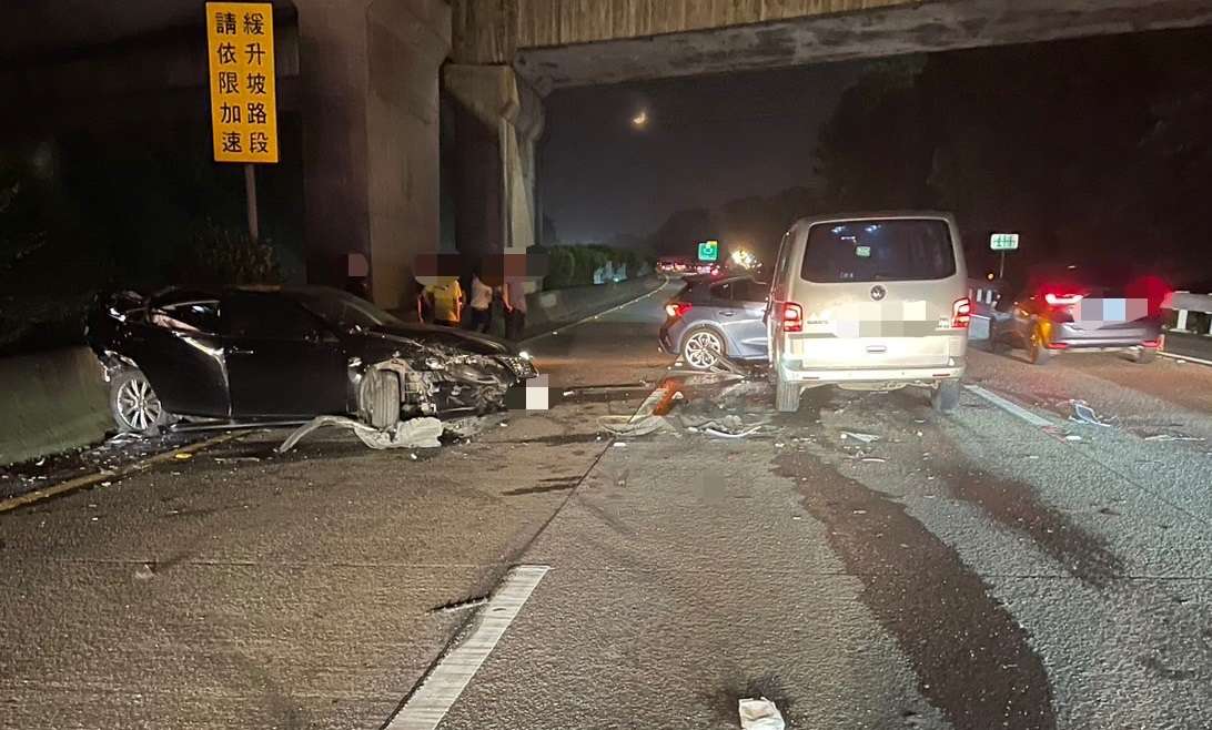 國3大溪段4車連環撞 1人送醫 S 36560935