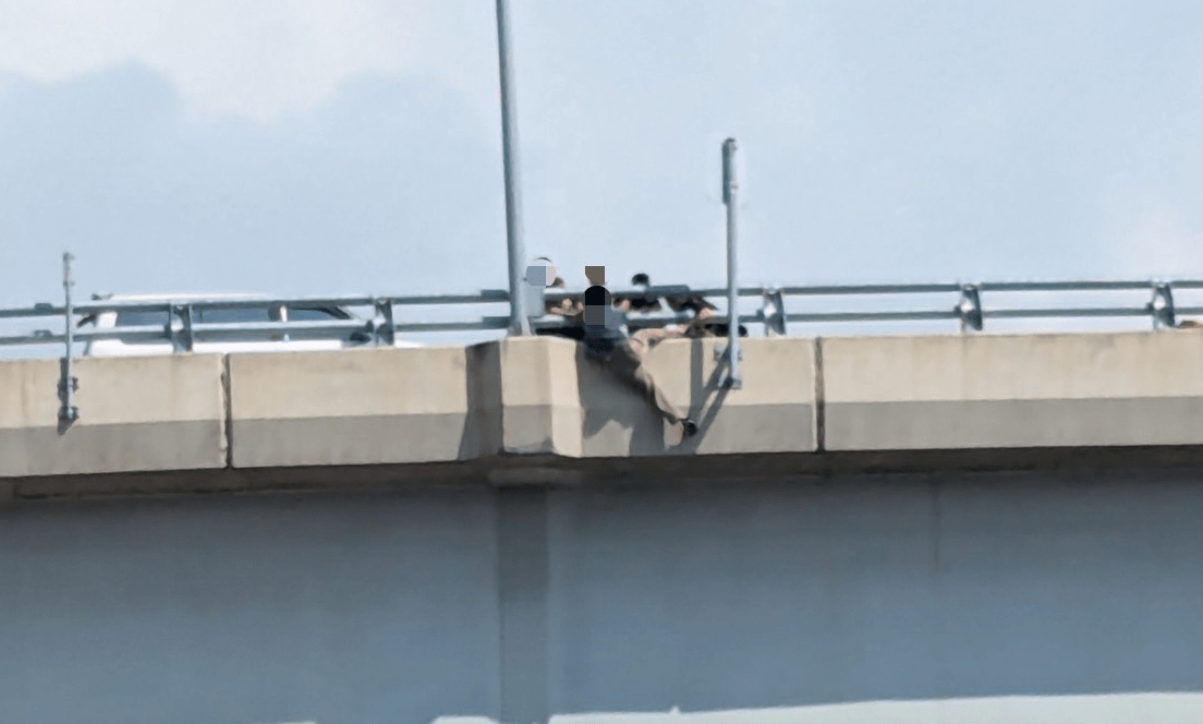 台66接國3匝道男跨坐護欄險墜落 國道警緊急拉人救回一命 S 37969952