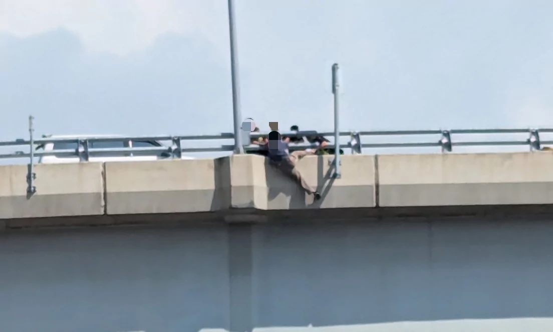 台66接國3匝道男跨坐護欄險墜落 國道警緊急拉人救回一命 台66接國3匝道男跨坐護欄險墜落 國道警緊急拉人救回一命