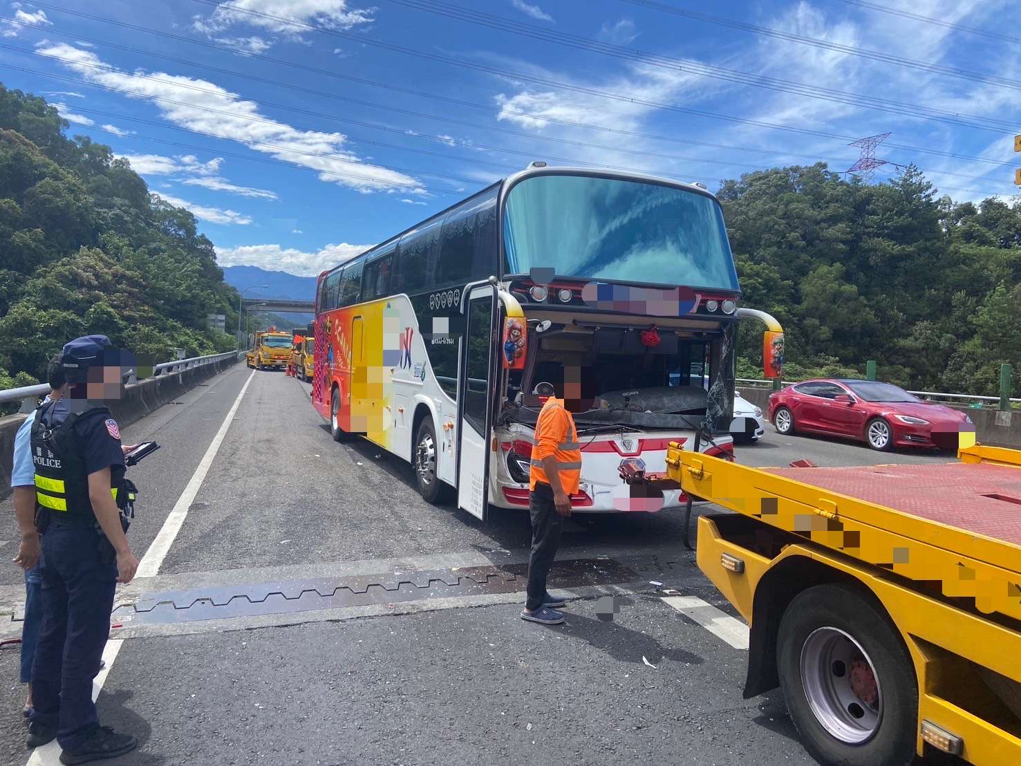 國3北上遊覽車疑未注意車況 慘釀3車連環撞 S 38051969