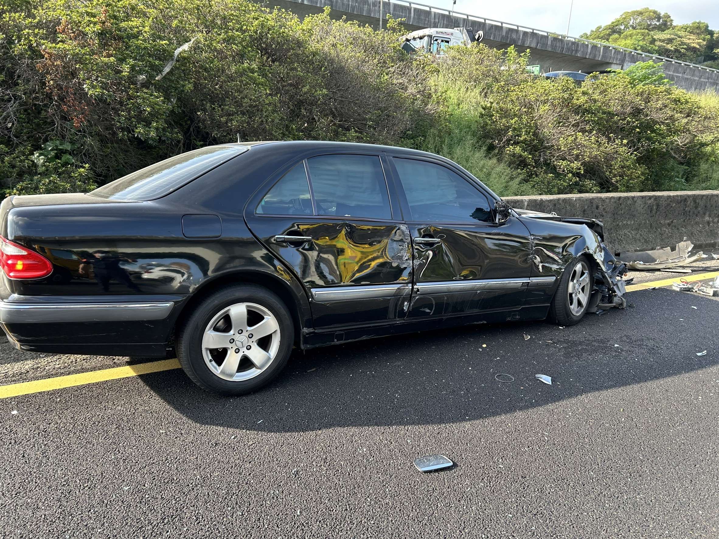 小客車國1失控碰撞 女駕駛拋出車外遭輾斃 S 58507324 0