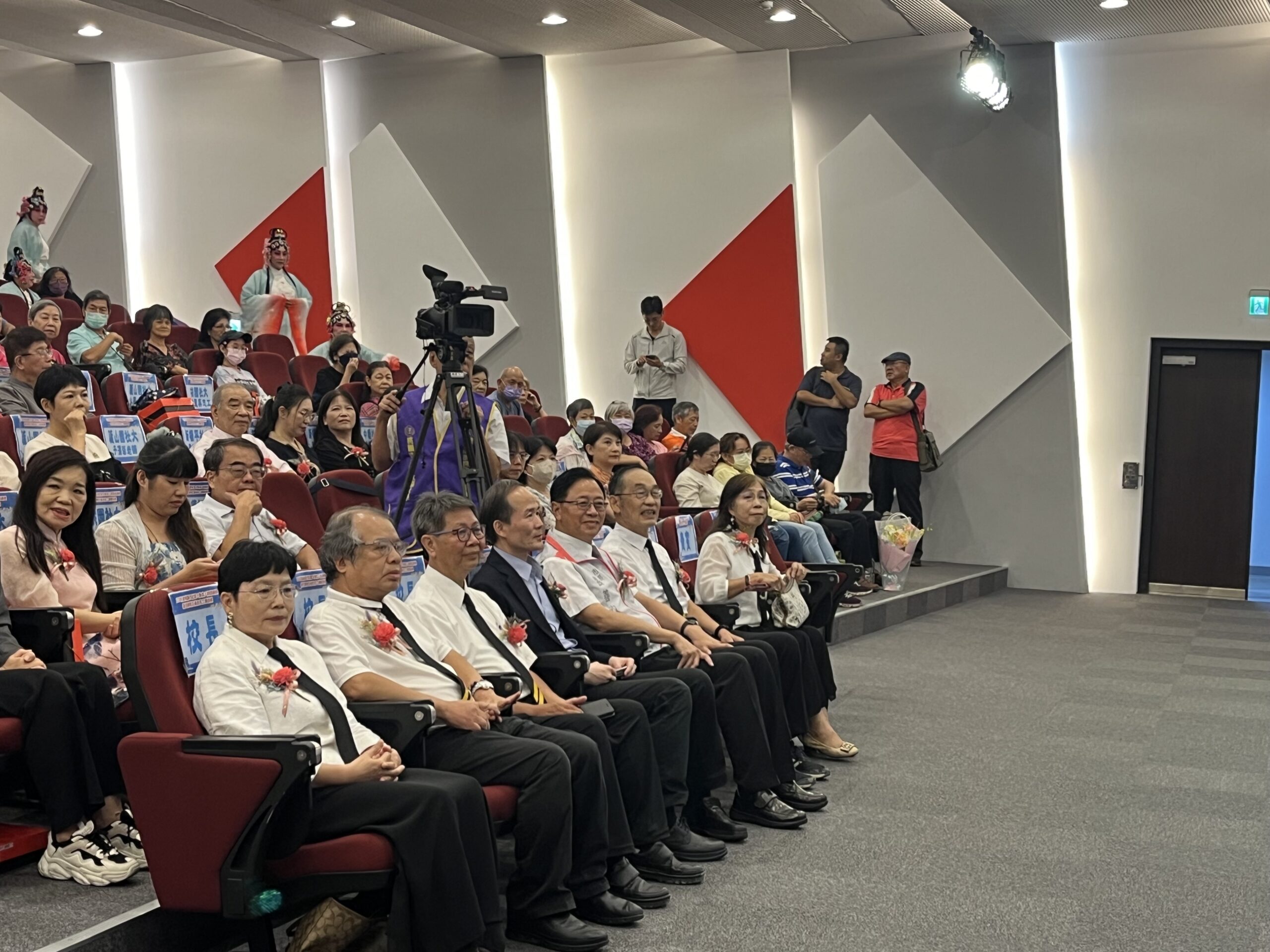 為終身學習教育奉獻 張善政肯定桃市社區大學優良講師、志工辛勞 S 60776483 scaled