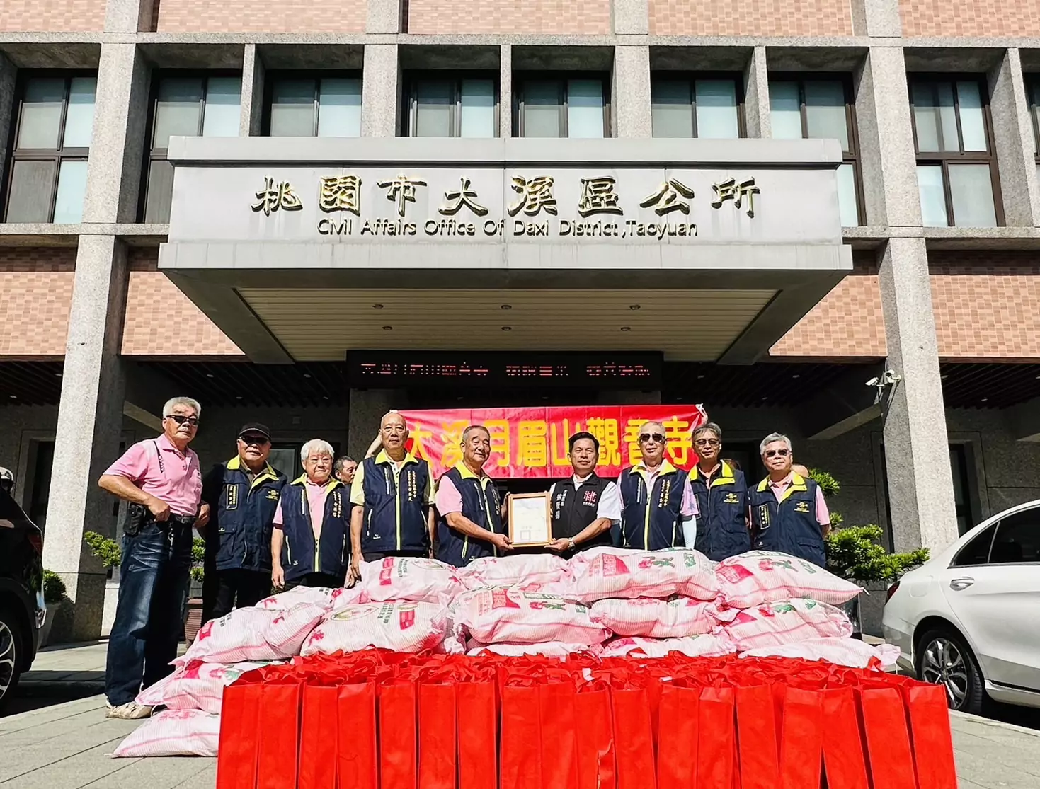 月眉山觀音寺捐普渡供品 關懷大溪區弱勢民眾 月眉山觀音寺捐普渡供品 關懷大溪區弱勢民眾