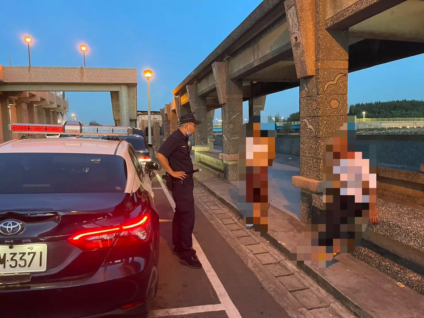 男情緒低落永安漁港徘徊 楊梅警與友人耐心開導 男情緒低落永安漁港徘徊 楊梅警與友人耐心開導