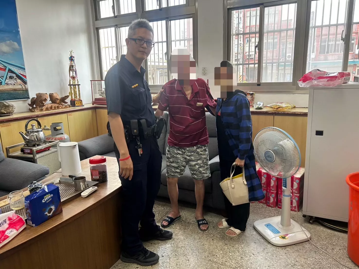 電動車從苗栗騎到桃園沒電 楊梅警助7旬翁返家 電動車從苗栗騎到桃園沒電 楊梅警助7旬翁返家