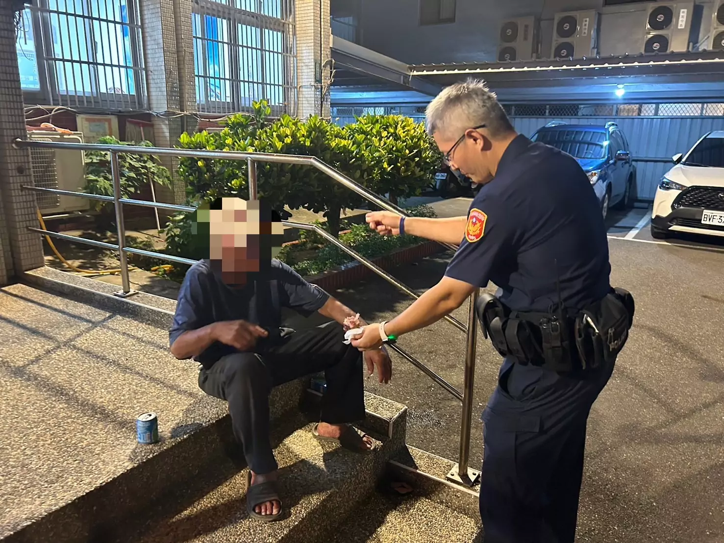 7旬翁散步迷途無助坐路旁 楊梅警助團圓 7旬翁散步迷途無助坐路旁 楊梅警助團圓