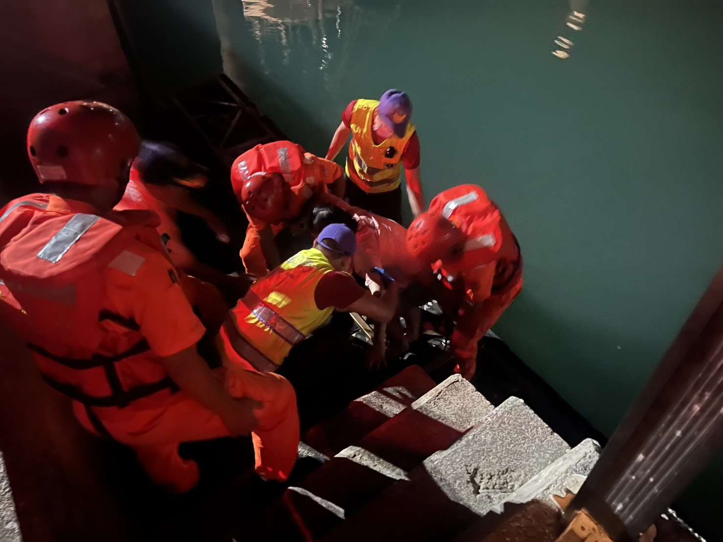 婦人竹圍漁港不慎失足落水 海巡署緊急出動成功救援 S 94076975 0