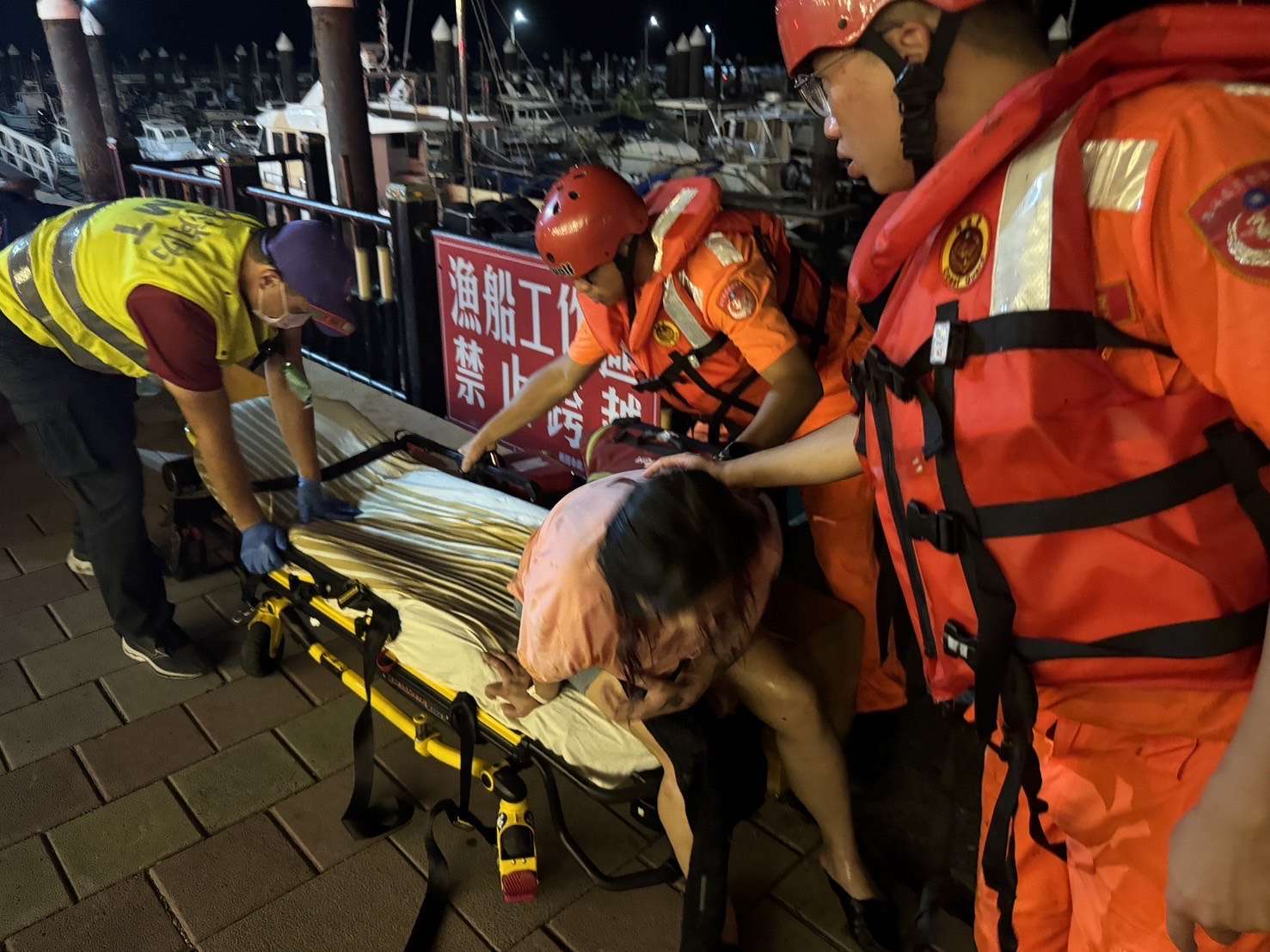 婦人竹圍漁港不慎失足落水 海巡署緊急出動成功救援 S 94076976 0