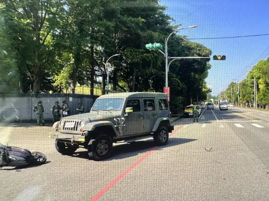 中壢龍游營區前軍車與機車碰撞 男騎士肋骨骨折 中壢龍游營區前軍車與機車碰撞 男騎士肋骨骨折