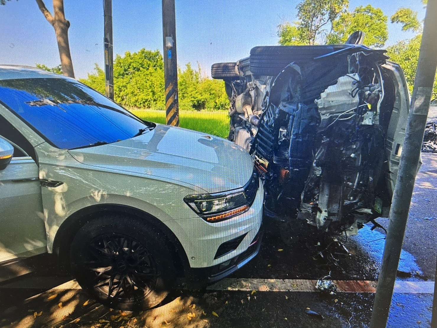 想轉就轉？2自小客相撞翻車　後車無辜遭波及