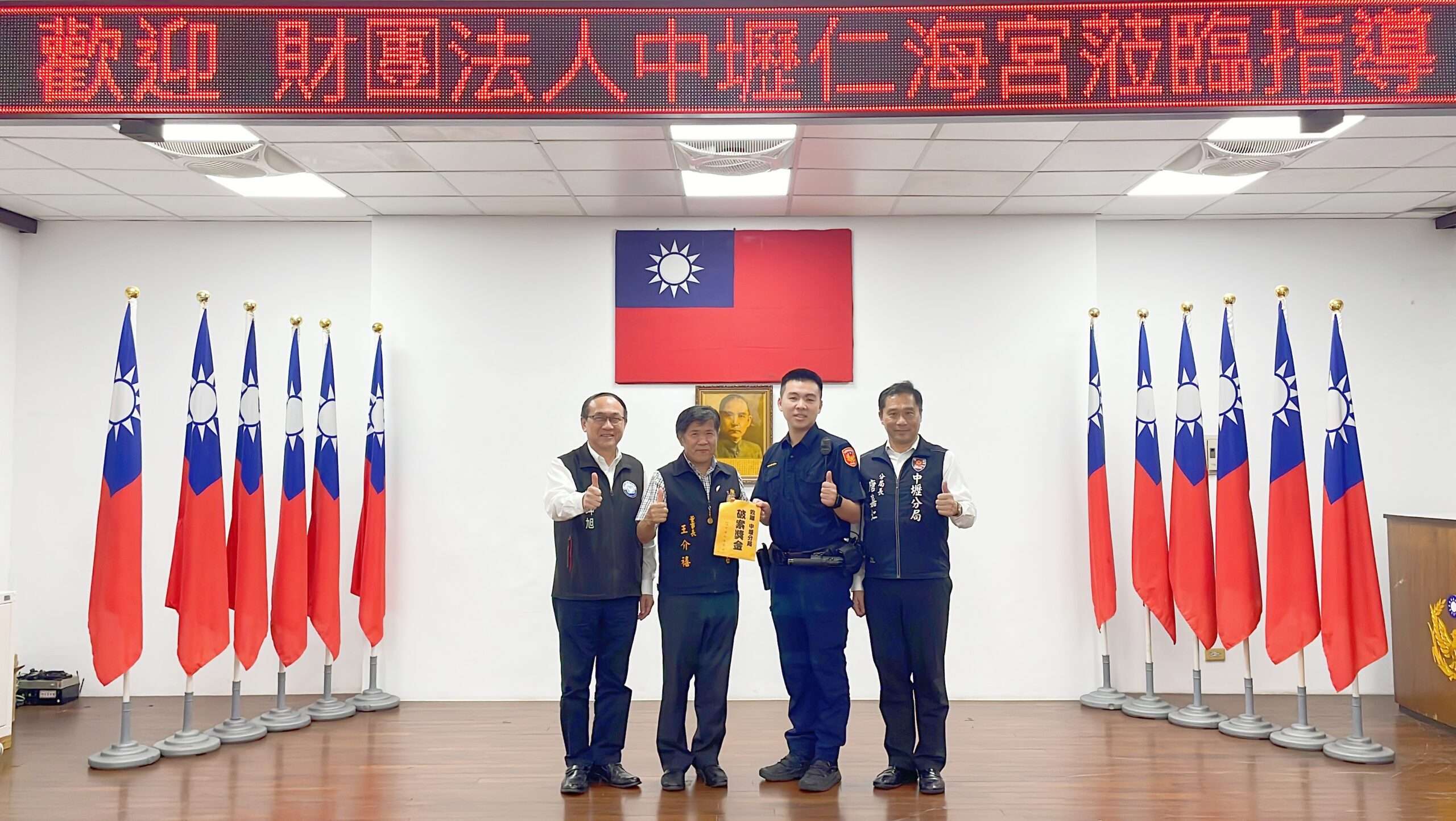 【有片】偷香油錢觸發警鈴 小偷「爬出」中壢仁海宮畫面曝 S 9551924 0 scaled