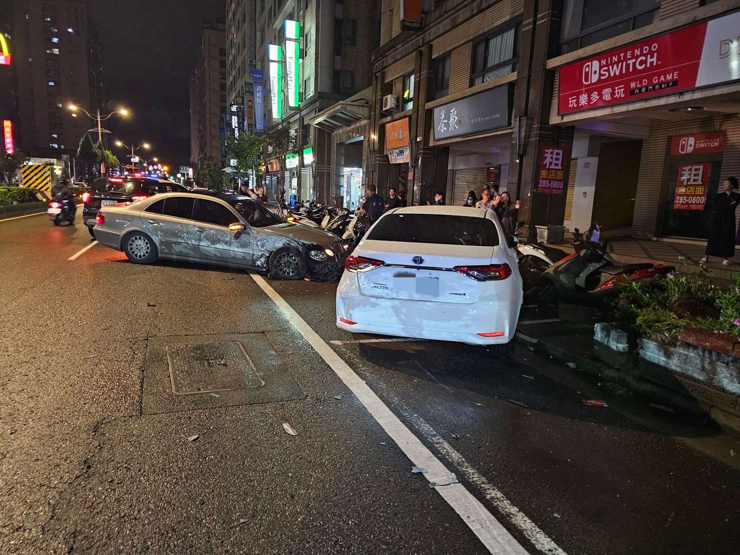 【有片】21歲男酒後開車失控衝撞 路旁4轎車、7機車慘遭殃 S 9756821