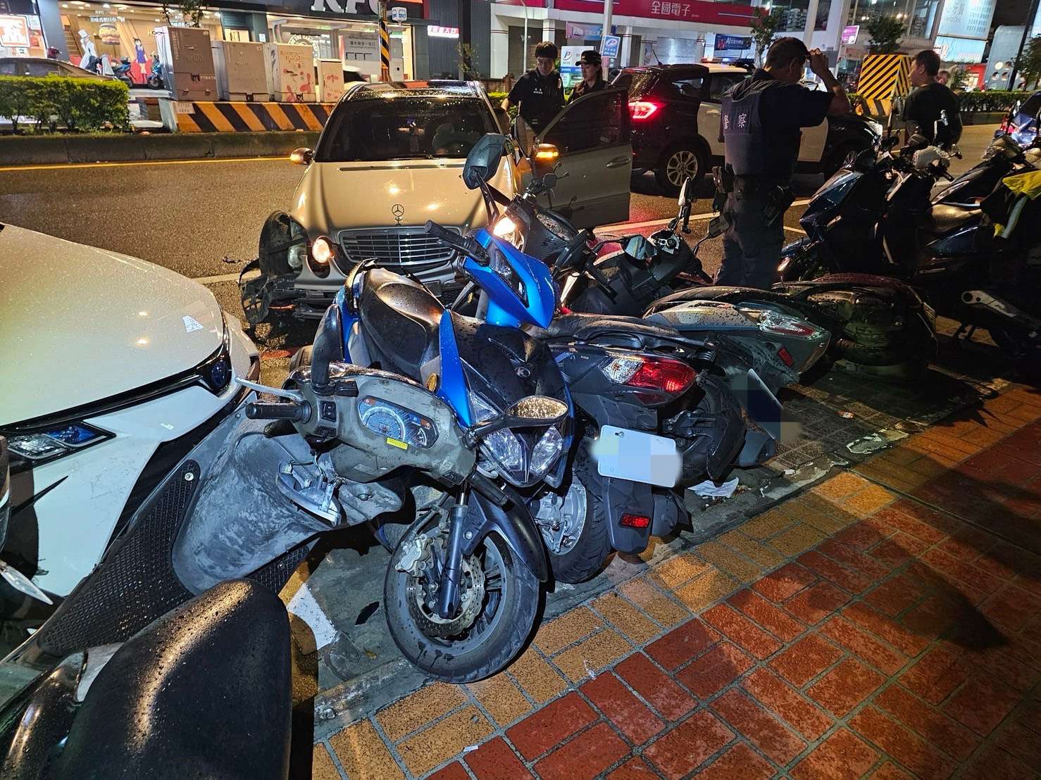 【有片】21歲男酒後開車失控衝撞 路旁4轎車、7機車慘遭殃 S 9756825
