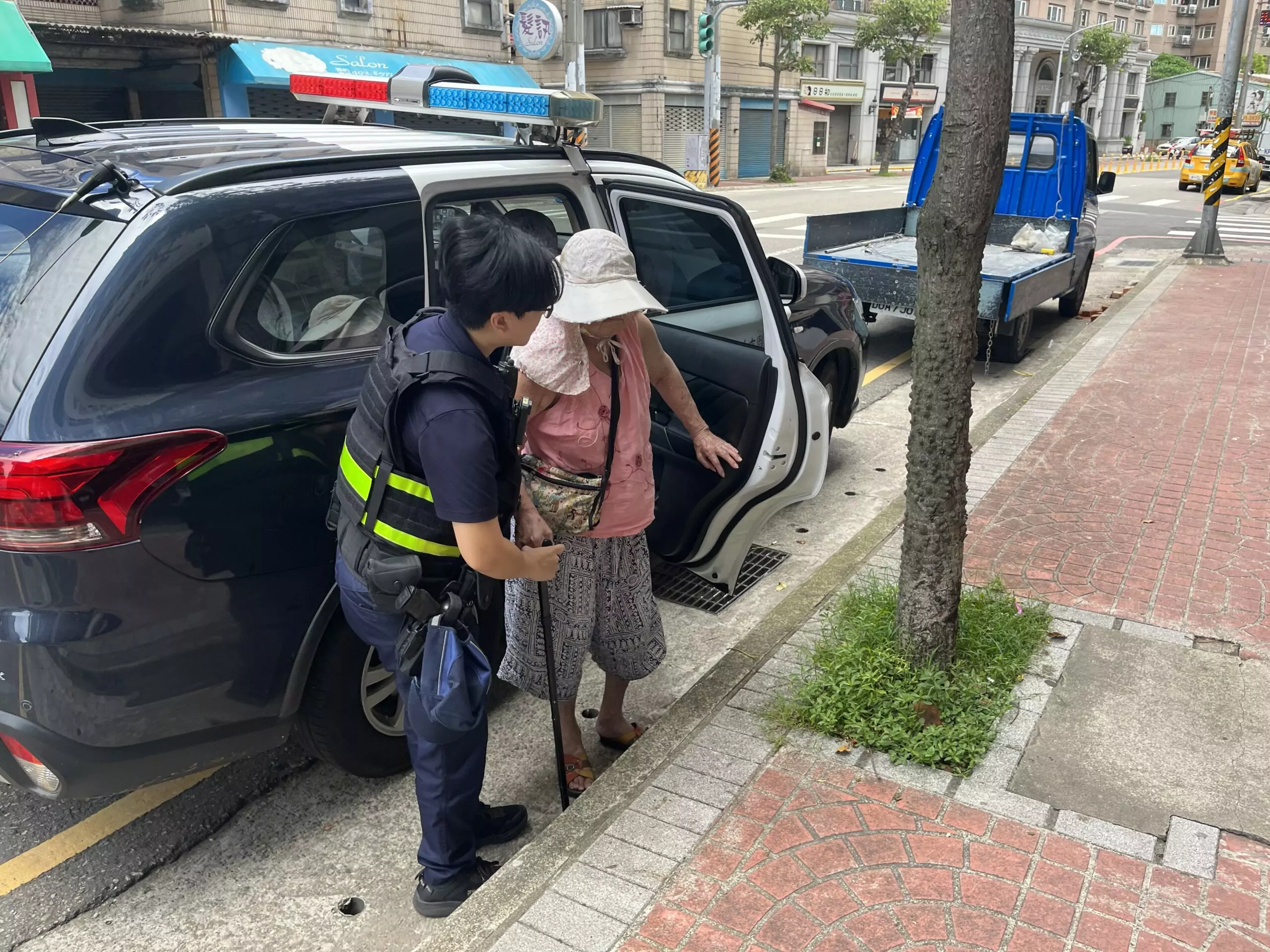 婦1原因無助坐地上啜泣 壢警暖心伸援助返家 婦1原因無助坐地上啜泣 壢警暖心伸援助返家