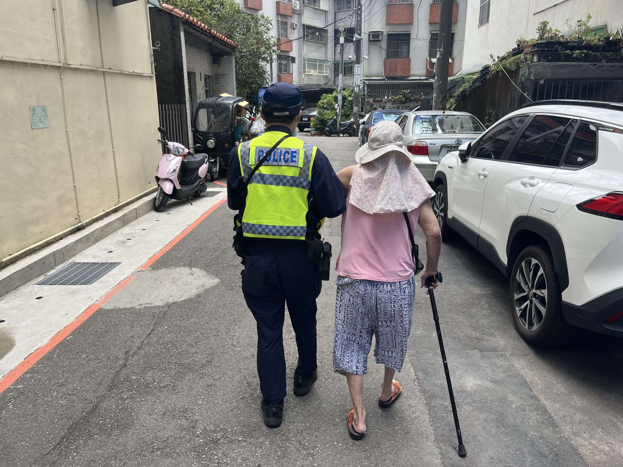 婦1原因無助坐地上啜泣 壢警暖心伸援助返家 S 9773065 0 scaled