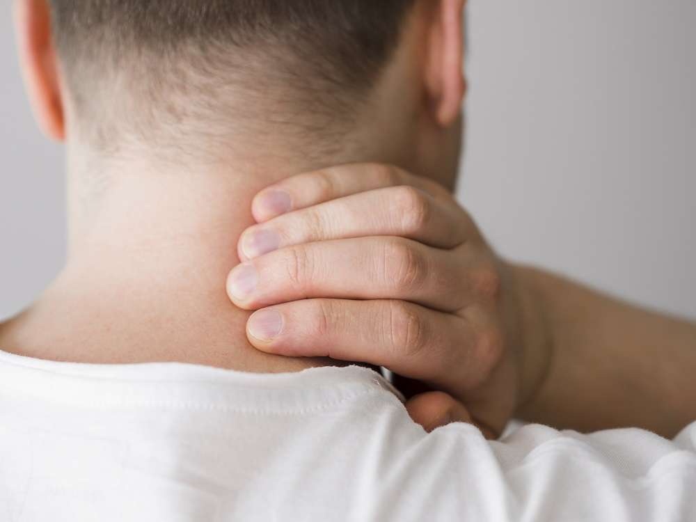 男肩頸痠痛憂是中風前兆 樂生醫:3C用太多