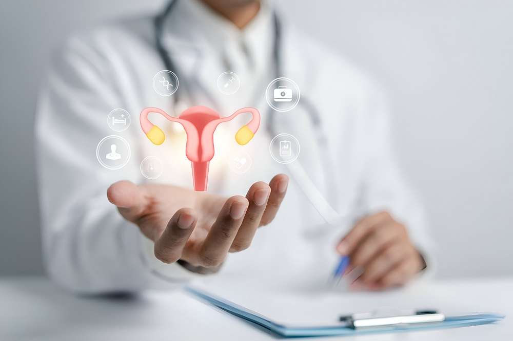 子宮內膜癌年輕化 樂生醫:有這些症狀快就醫 doctor white coat uterus reproductive system treatment patient womens health pcos ovarian cancer treatment examine healthy feminine