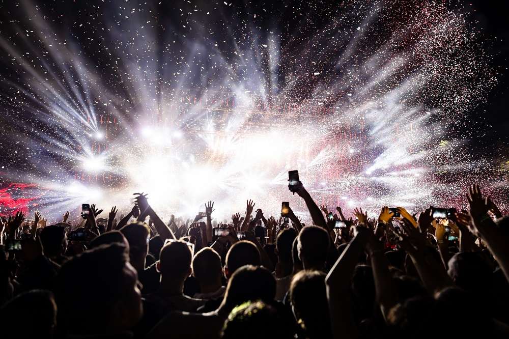 「演唱會後遺症」讓人好失落!桃園張老師教你釋放情感 excited audience watching confetti fireworks having fun music festival night copy space