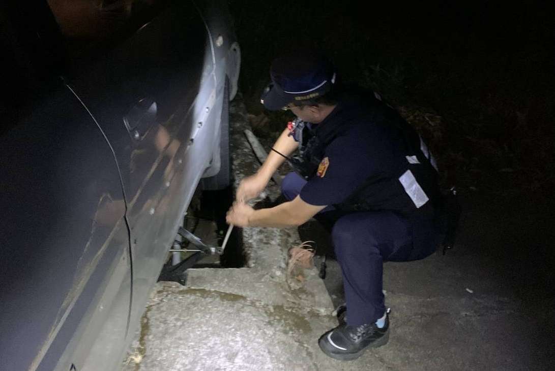 趕著去烤肉!車輪卡水溝動彈不得 大溪警即刻救援