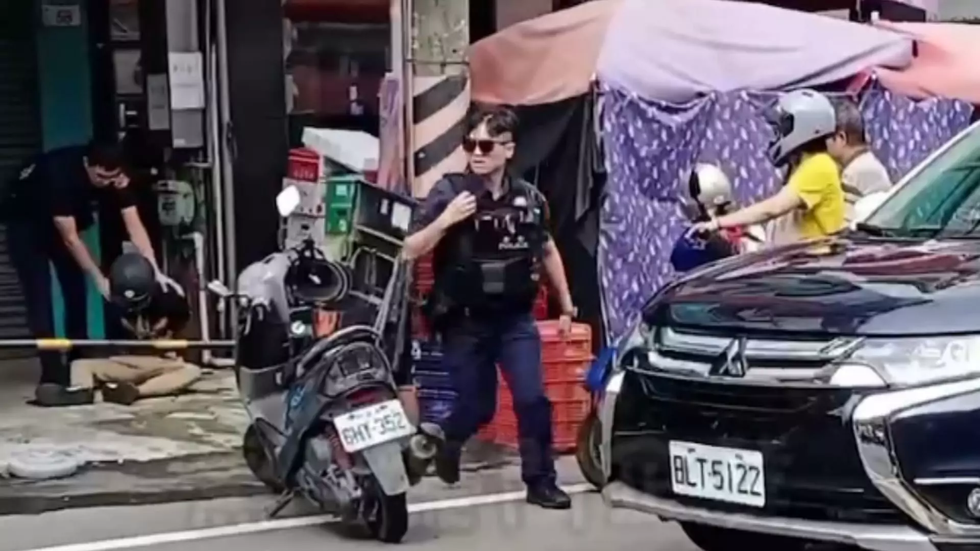 【有片】蘆竹警菜市場前追通緝犯 路過民眾狂喊「警察好帥」 【有片】蘆竹警菜市場前追通緝犯 路過民眾狂喊「警察好帥」