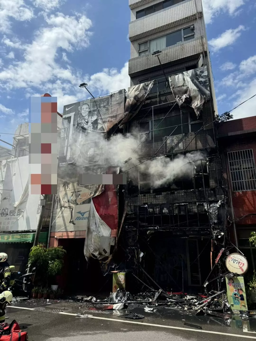 體育用品店燒毀 3男3女一度受困 image 2328955651491271374 複製