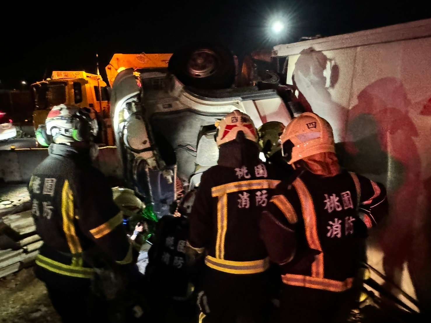 又是酒駕?男開大貨車翻落邊坡亡 血液酒精濃度超標 image 300649275840645473 0