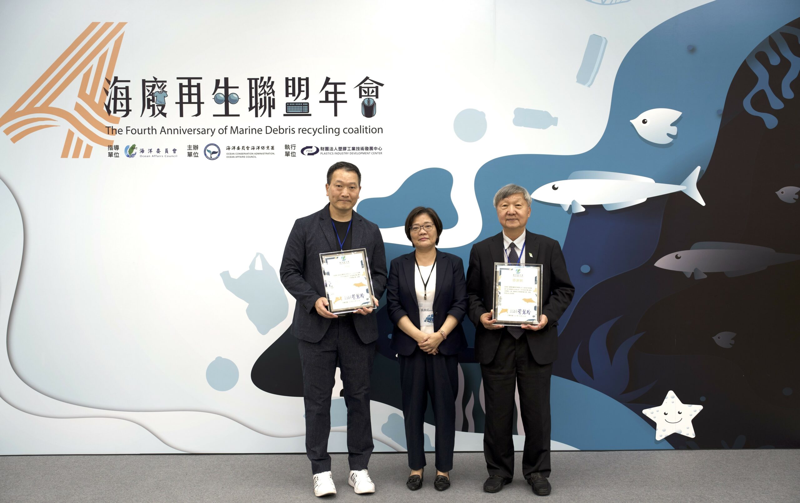 圖3、海委會頒發「海廢再生供應鏈影響力獎」－金獎左1品卓企業股份有限公司、右1富勝紡織股份有限公司 scaled