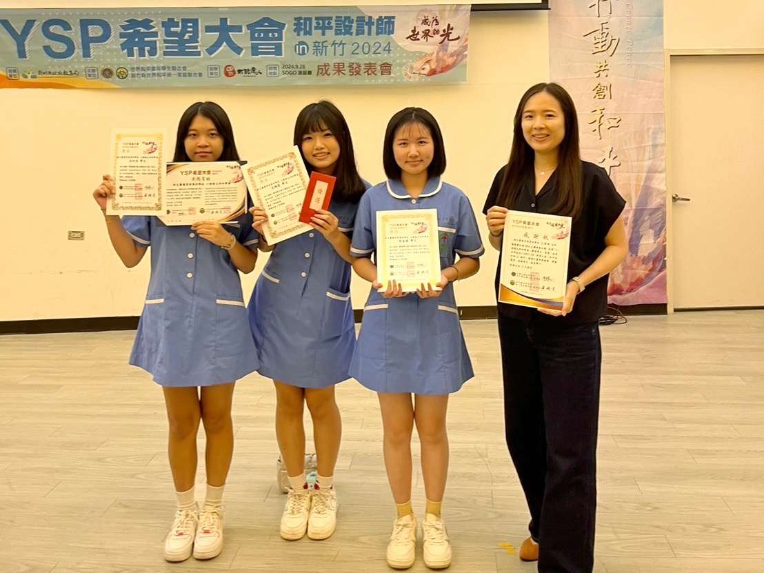 圖說三：王靖婷帶領口腔衛生學科科學會幹部簡嘉儀、范姵萱、吳欣恬共同參與，以「牙 0