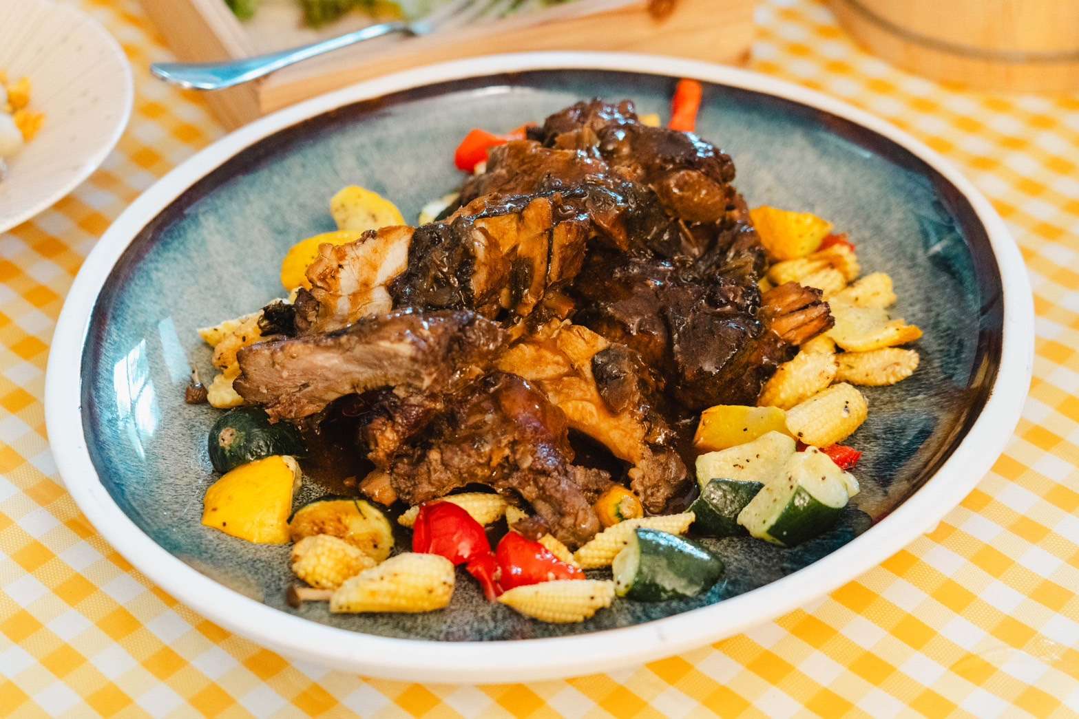 太武餐桌上菜了!桃園文化局邀青年主廚 小農食材製作創新眷村佳餚 太武餐桌主菜 「梅干菜BBQ豬肋排 0