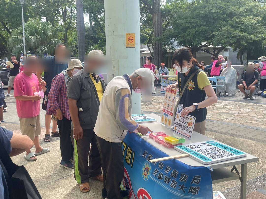桃園舉辦中秋關懷活動 街友感受社會溫暖 桃園市刑事警察大隊反詐騙宣導