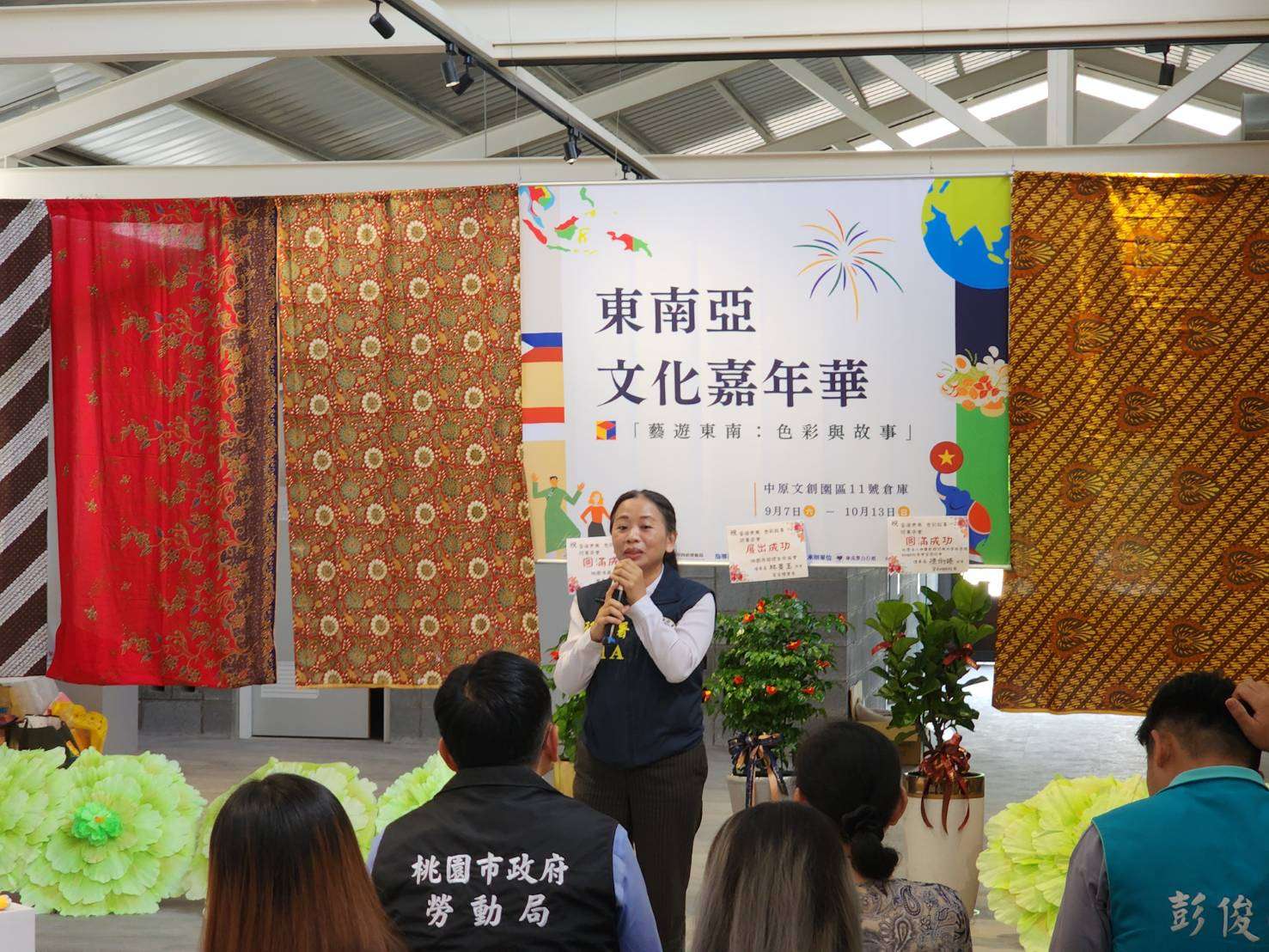 「藝遊東南:色彩與故事」桃園登場 新住民用作品傳達對家鄉的懷念 移民署桃園站黃英貴主任出席活動