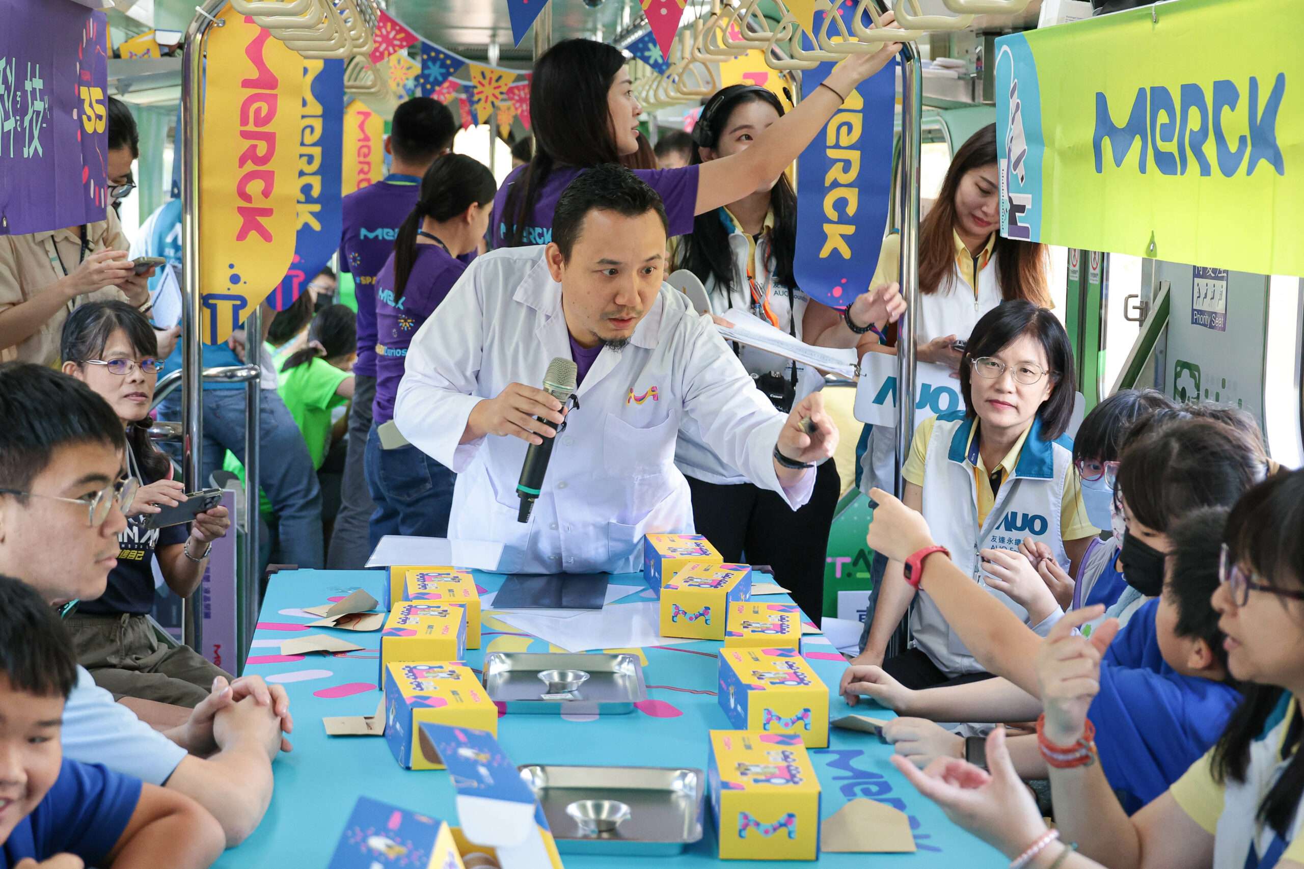 04 列車實驗 圖說 默克在科普列車上指導學童進行光電主題的科普實驗，讓孩子們動手探索與生活息息相關的科技奧秘 scaled