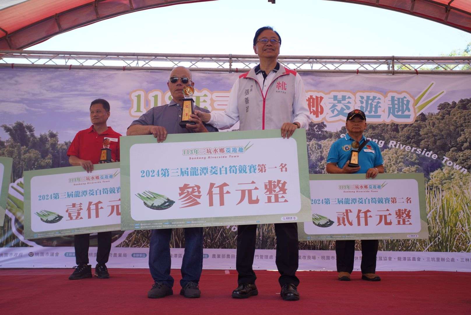 龍潭三坑水鄉茭白筍節熱鬧登場 張善政親自下田體驗採摘樂趣 1002215 0