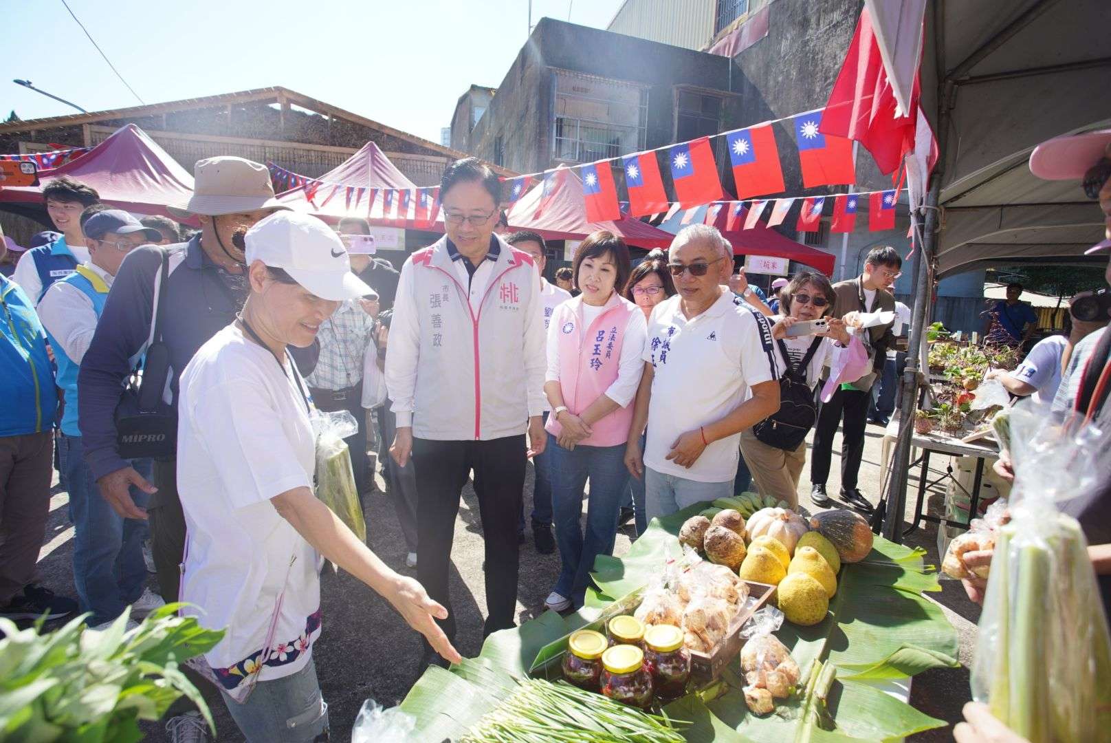 龍潭三坑水鄉茭白筍節熱鬧登場 張善政親自下田體驗採摘樂趣 1002217
