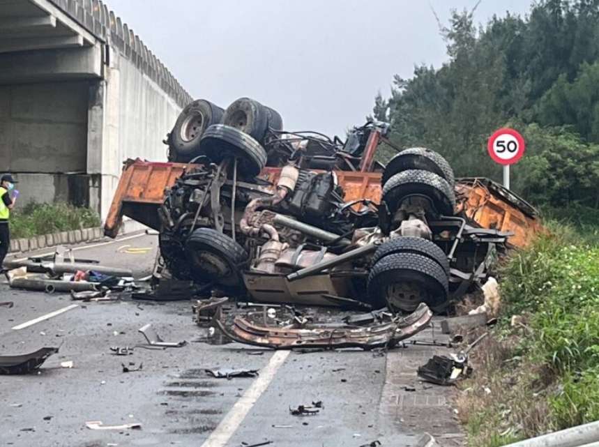 疑未注意車況!砂石車撞警車墜落台61高架 駕駛傷重不治 1728451825184