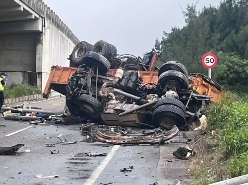 疑未注意車況!砂石車撞警車墜落台61高架 駕駛傷重不治 疑未注意車況!砂石車撞警車墜落台61高架 駕駛傷重不治