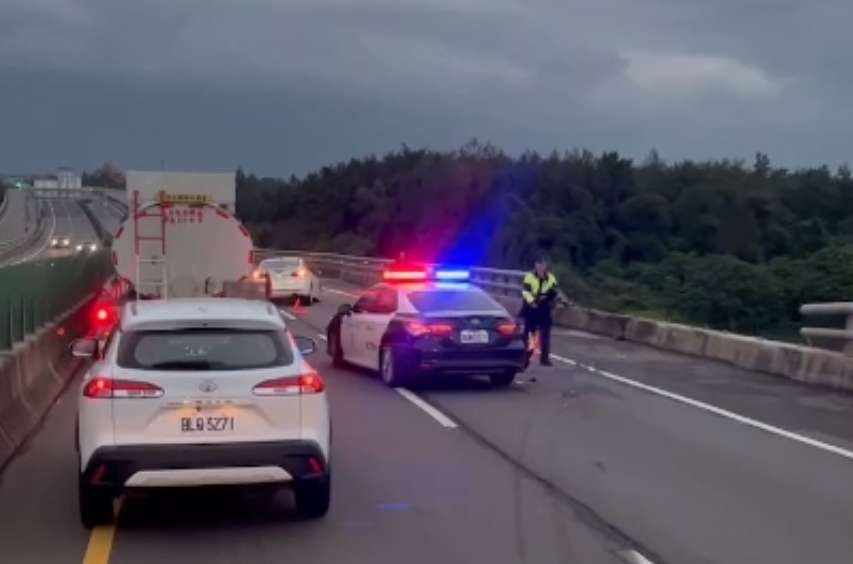 疑未注意車況!砂石車撞警車墜落台61高架 駕駛傷重不治 1728451870759