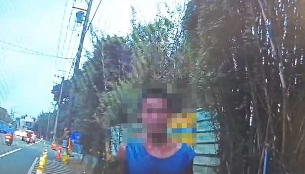 平鎮流浪漢疑吸強力膠 神智不清作勢攻擊嚇壞路人 1729650398430