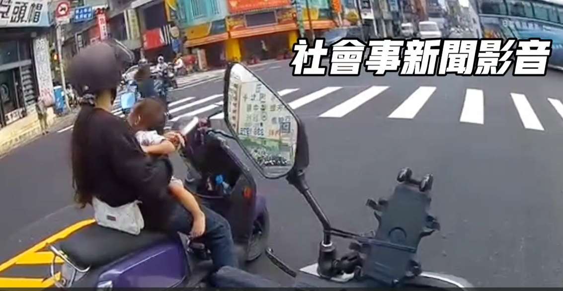 【有片】女騎士單手抱嬰兒騎車 民眾目賭嚇:希望小孩平安長大 1729653274297