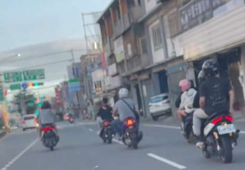 【有片】扯!機車「猴群」桃園街頭橫行 多項違規平警開罰了 1730180939219