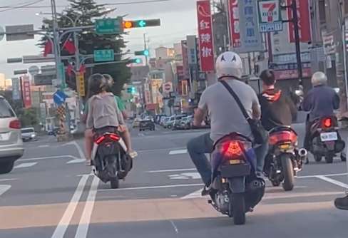 【有片】扯!機車「猴群」桃園街頭橫行 多項違規平警開罰了 1730180990067