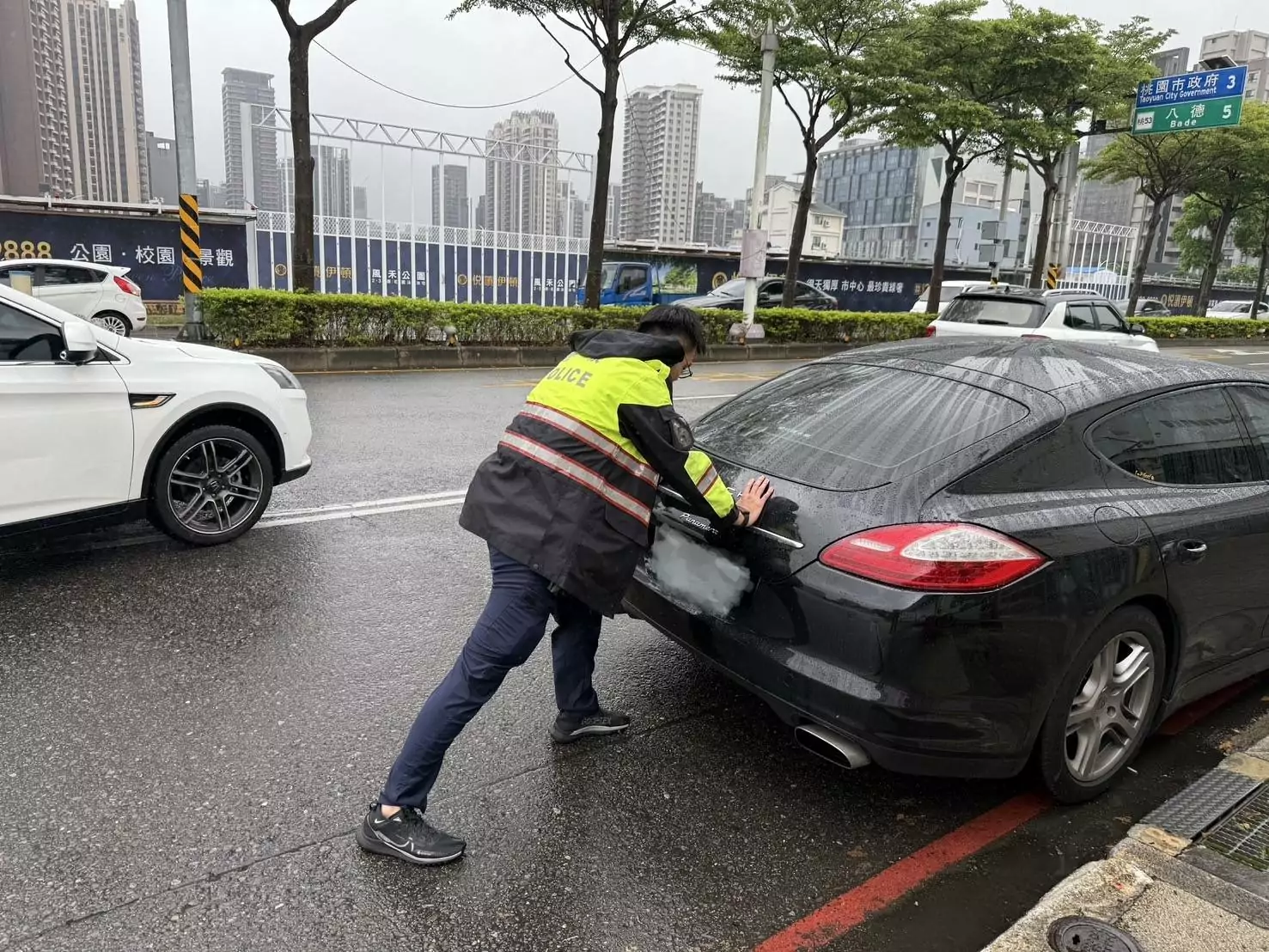 保時捷突發故障卡路中 警民合力雨中解圍 保時捷突發故障卡路中 警民合力雨中解圍
