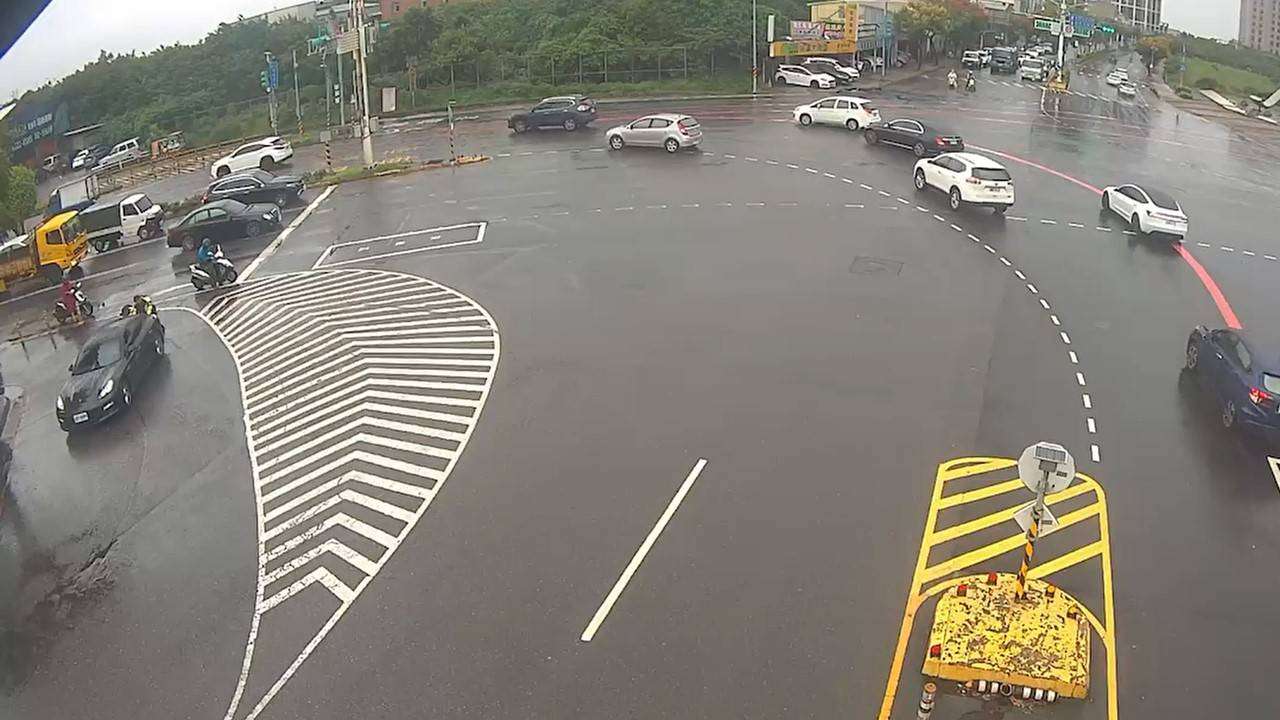 保時捷突發故障卡路中 警民合力雨中解圍 1968292 0