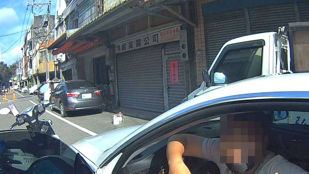 桃園街頭警匪追逐!違停男子持喪屍菸彈飛車逃逸 1969520 0