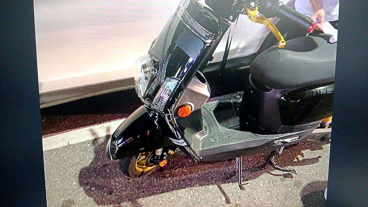 【有片】扯!桃園轎車雙黃線違規迴轉 後方騎士煞車不及慘撞倒地 1977023 0