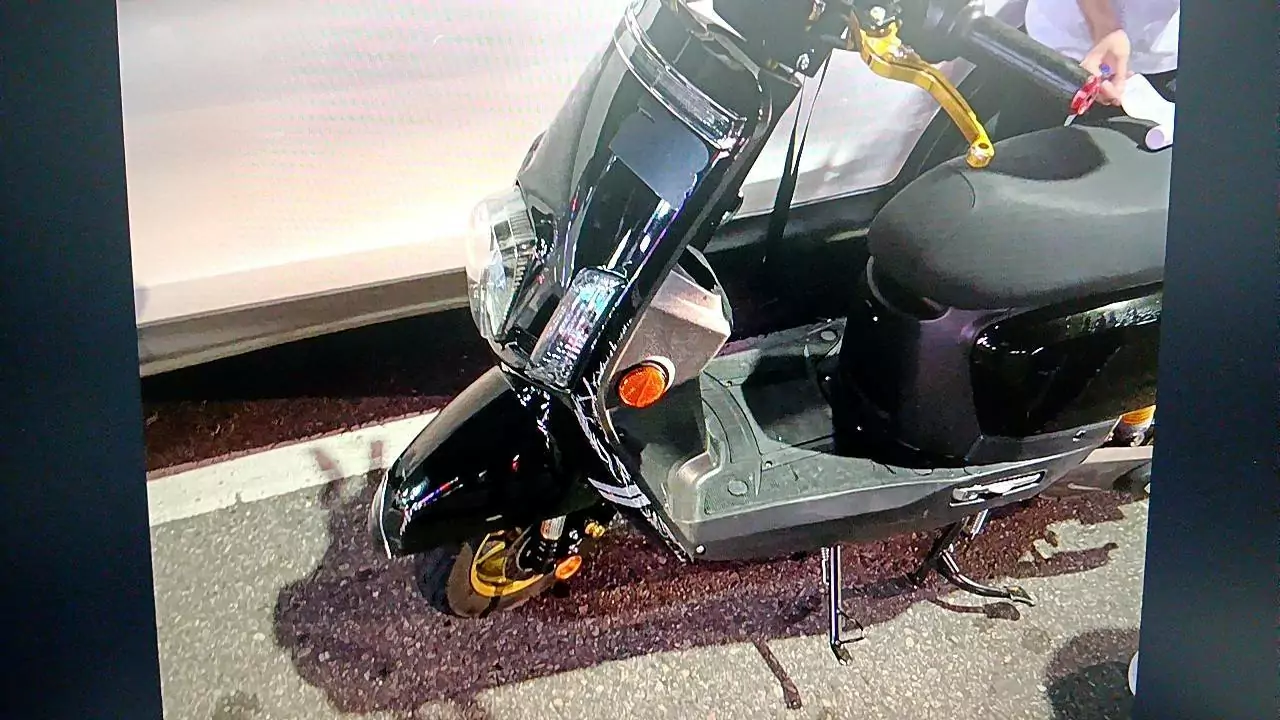 【有片】扯!桃園轎車雙黃線違規迴轉 後方騎士煞車不及慘撞倒地 1977023 0