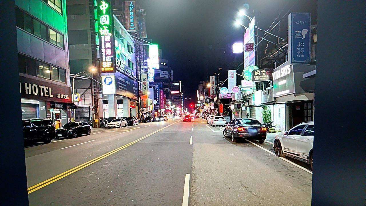 【有片】扯!桃園轎車雙黃線違規迴轉 後方騎士煞車不及慘撞倒地 1977024 0