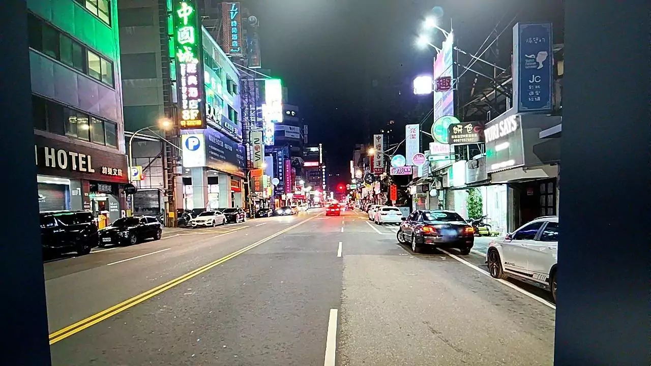 【有片】扯!桃園轎車雙黃線違規迴轉 後方騎士煞車不及慘撞倒地 1977024 0